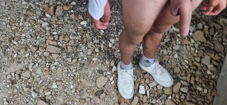 Terk edilmiş bir fabrikada genç bir sikici babasıyla tanıştı ve gelene kadar deliklerini sert sikti