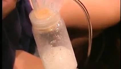 Seksi uzun saçlı latin çift şişmiş göğüslerinden süt pompalıyor