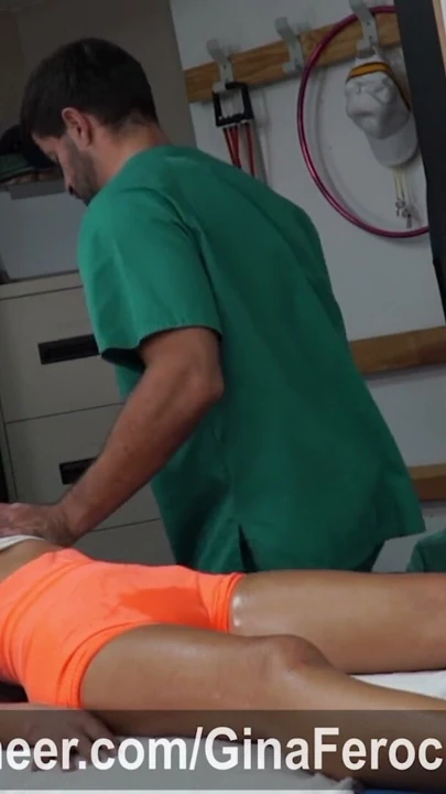 Edepsiz azgın masör büyük, mükemmel götlü büyük memeli esmer bir latini siktikten sonra boşalıyor | Klip 1