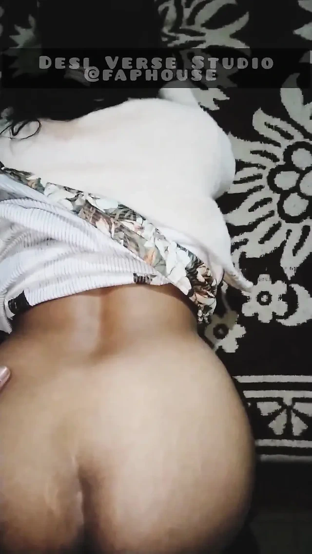 Hintli kadın domaltarak sikişiyor