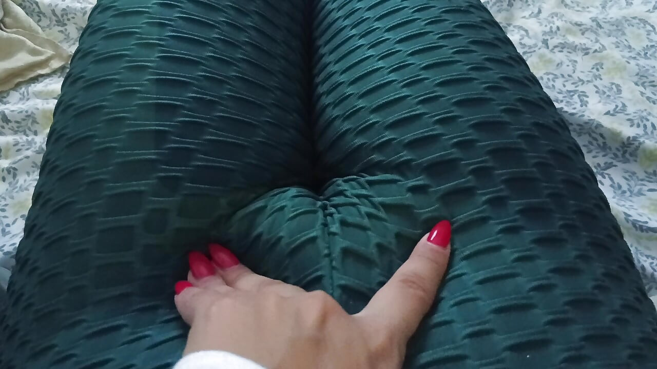 Üvey kız üvey babasını hatırlıyor, azgın uyanıyor ve porno izlerken amıyla oynuyor
