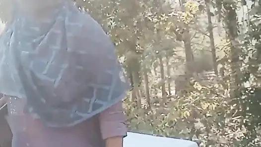 Bir otobüsün gelip gelmeyeceğini sordu... ama sonunda onunla binişmeyi bitirdi