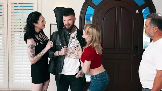 Hatler yeni ateşli üvey kız kardeşi Izzy Wilde ile tanışıyor ve banyoda sikişmeye başladıktan kısa bir süre sonra - trans melekler