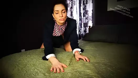 Latin büyük kalın beyaz saten külot giyiyor