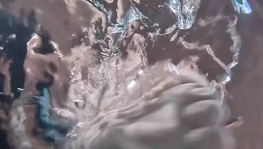 Serinleyin - Gençler yüzme havuzunda çıplak şeritler, su altı kamerası