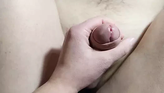 Bir adamla mastürbasyon yapıyor ve sonra üstüne oturuyor ve onu sikiyor