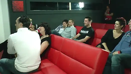 Evinde ateşli eş değiştirme partisi