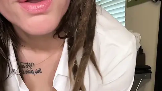 Chery gözlüklü, sigara içiyor ve dildoya biniyor