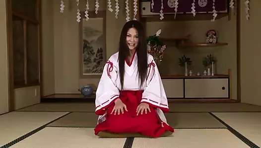 Busty fahişe adam boşalmak yapmak için onu mükemmel göğüsleri kullanır