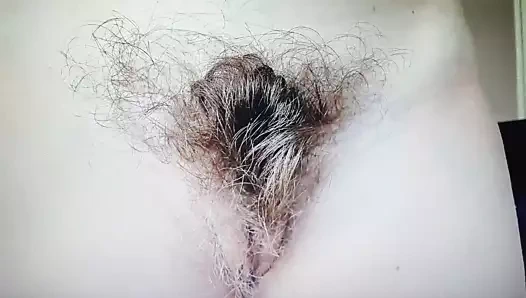 grande blonde mature poilue et son gode sur la chaise