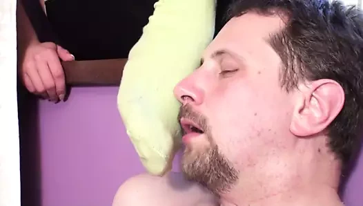 Joschi, prenses Helena'nın çorap ayaklarını koklamalı