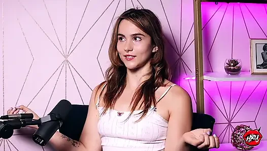 Ophelia Fae yetişkin eğlencesinde lezbiyen olarak gerçek kalmaya devam ediyor