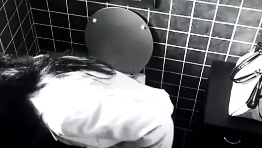 Tuvalette telefon seksi