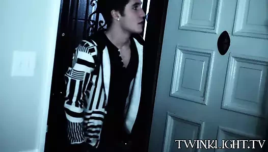 Twink adrian layton baştan tarafından genç vampire kain lanning