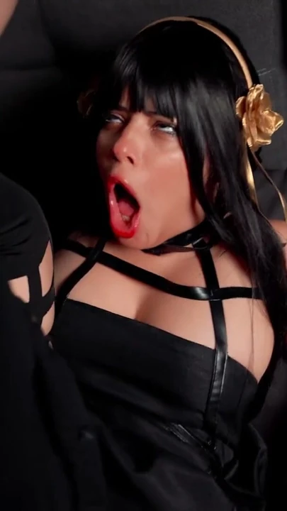 Yor Forger aşağı iniyor ve edepsizleşiyor! - anime dakimakura yastık kostümlü inceleme | Klip 3