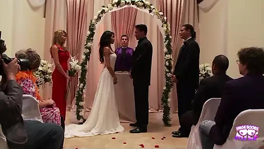 Muhteşem ince piliç amına büyük bir yarak almak için uzun bacaklarını açıyor