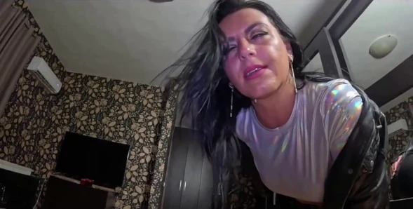 Siyah deri ceket ve parlak pantolonlu am frikiği azdırıyor, gırtlağına kadar alıyor ve deriye boşalıyor