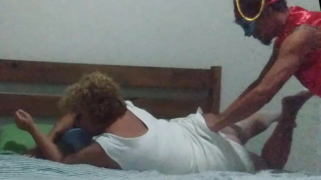 Evli kadın korsanla aldatıyor, itaatkar oluyor, acıtıyor ama bu iyi hissettiriyor! Götüme boşalma ile daha da fazlası!