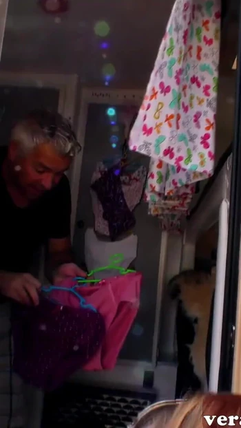 Сногсшибательный момент от "Немецкая худенькая милфа трахается со старым дедушкой в машине"