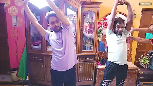 Hintli azgın kadın yoga öğretmeni tüm öğrencileriyle yoga seksi yapmayı öğretiyor (Hintçe ses )