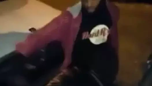 Siyah adam bir yabancının karısı tarafından oral seks alıyor