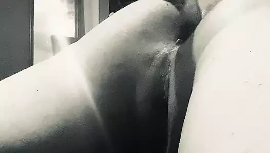 İtme makinemle kendimi götten boşaltıyorum