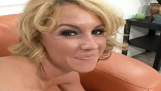 Üvey babası sarışın ateşli genç kıza benziyor