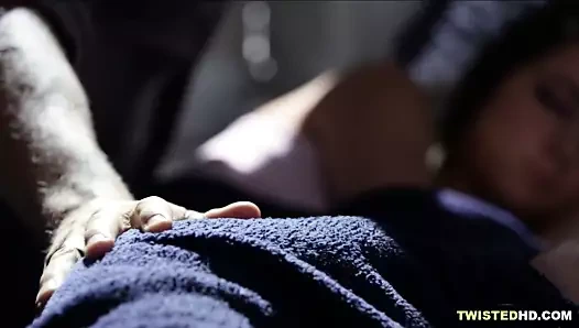 Olgun çük onu uyandırır ve o onunla iyi