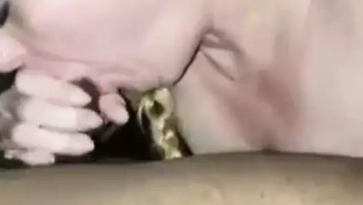 İri güzel kadın büyük zenci emiyor