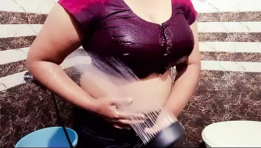 Desi Bhabhi Ko Nange Nahathe Huve Dheka