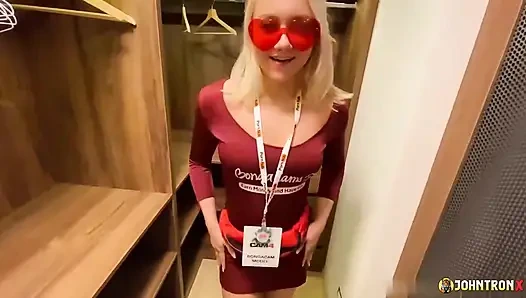 Johntronx - showgirl rubia super caliente me folla en el armario