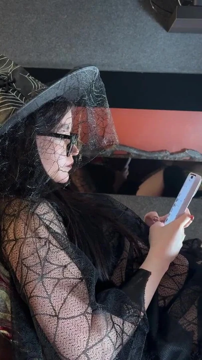 Festival kostümlü cadılar bayramı sürtükleri büyük bir yaraklı adama taşak masajı ve yarakla azdırma ile özensiz bir mastürbasyon yapıyor | Klip 3