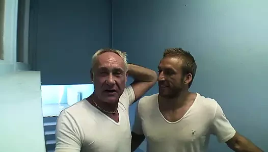 Lou lou bir frat adam ve babası tarafından çift takım alır