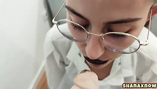 Fantezi sekreter sakso çekiyor dildo boşalması