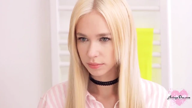 Sevimli hatun amına dildoyla mastürbasyon yapıyor ve boşalıyor