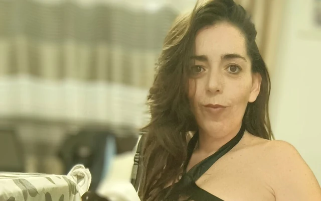 Дома одна играю с моей волосатой киской