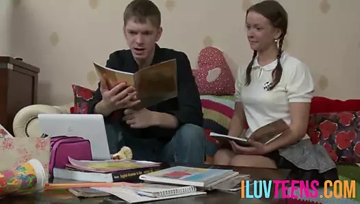 Genç aygır, esmerin güzel yüzünü onunkiyle yüzleştiriyor