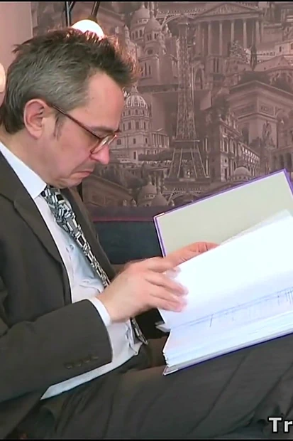 Возбужденная привлекательная студентка скачет на пожилой учительнице и трахается с раком