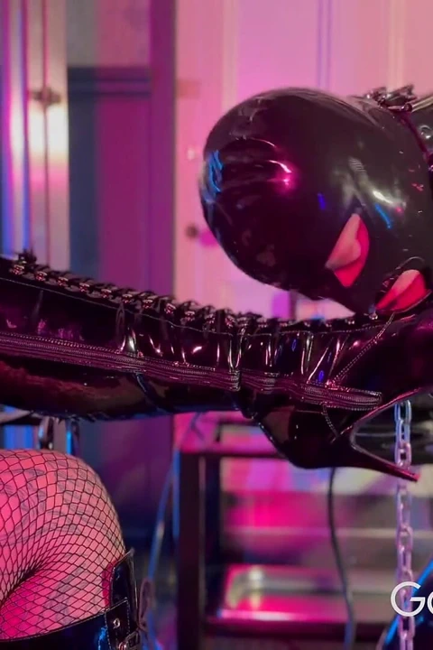 Zincirli aptal lateks tanrıçanın çizmelerine tapıyor