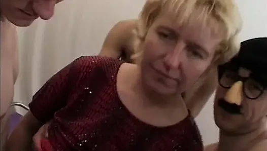 Azgın sarışın orta yaşlı seksi kadın parmaklanıyor ve patlayıcı orgazm için oyuncakla sikiliyor