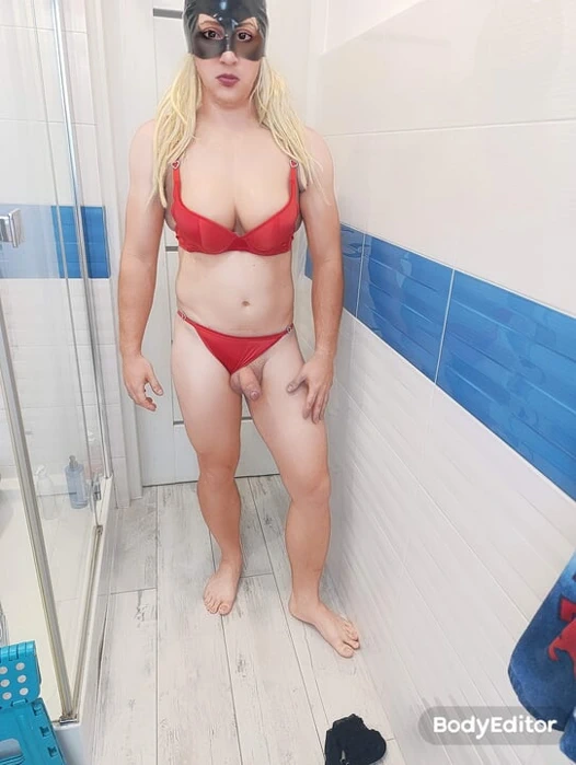 Seksi kırmızı freskli ve iç çamaşırlı kadın kılıklı