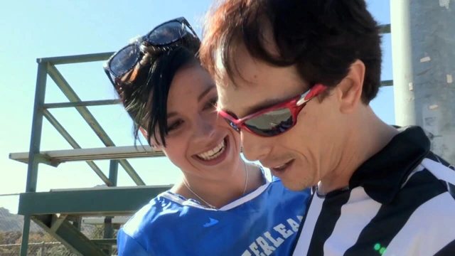 Sıcak amigo savannah camden seduces bir eski hakem