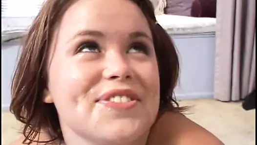 Düzgün vücutlu sürtük kovboyun sert yarağını emmeyi ve sikişmeyi seviyor