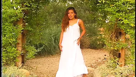 Üvey kardeşler havuz başında üvey annelerini becermek