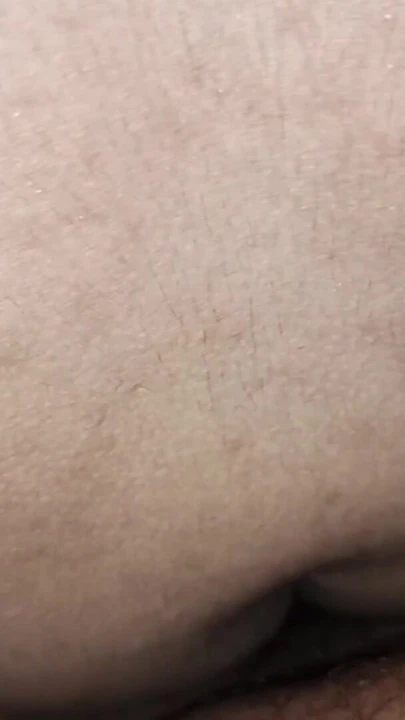 Karımı banyoda duşta siktim ve sonra göğüslerini emiyor. | Klip 1