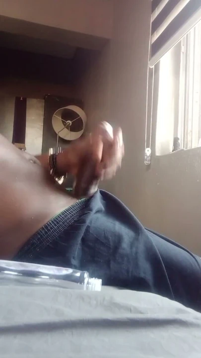 Kocaman Siyah Sikini Boşalana Kadar Okşuyor 💦 | Bölüm 1
