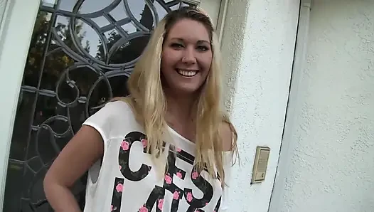 Alysha Rylee azgın amcığını vibratörle oynamayı seviyor ve büyük yarak emiyor