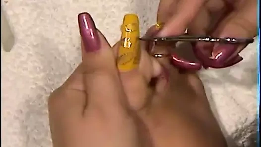 Uzun ayak tırnaklarını kesmek (xbabidollx)