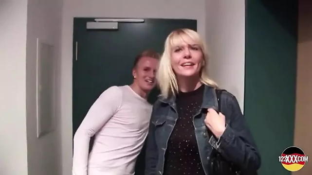 Almanya'dan vahşi sarışın orta yaşlı seksi kadın nasıl yapıldığını gösteriyor