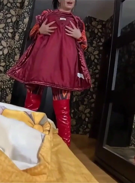 Kırmızı naylon tulumlu fetiş am frikiği azdırıyor, derin sakso ve deli gömleğime boşalma